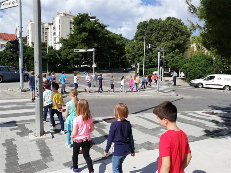 Slika PU_DN\2020\Učimo o prometu u pokretu\IMG-206b74dabec6606408f410544eef9fb0-V.jpg